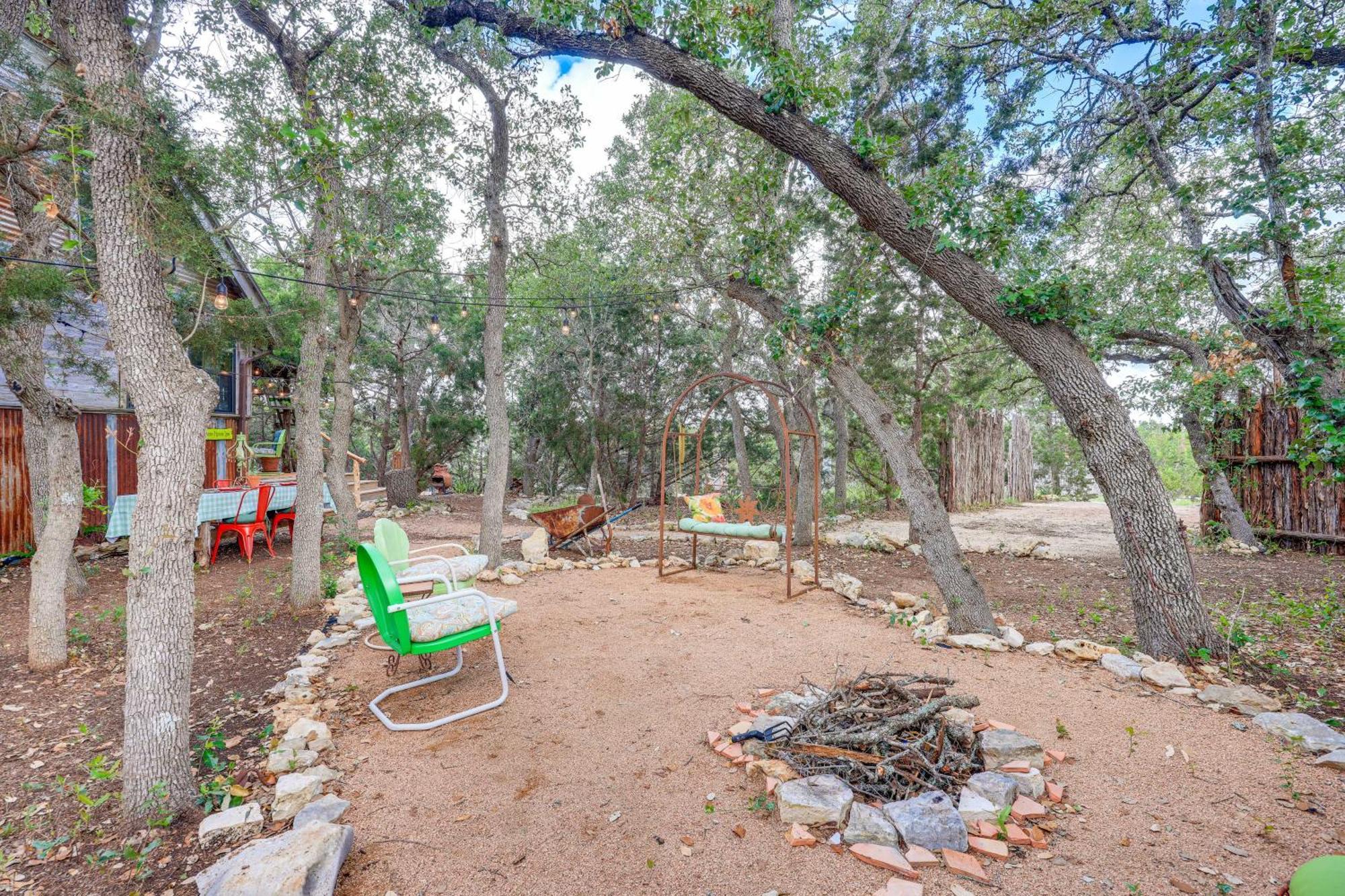 Pet-Friendly Wimberley Cabin With Fire Pit And Hot Tub エクステリア 写真