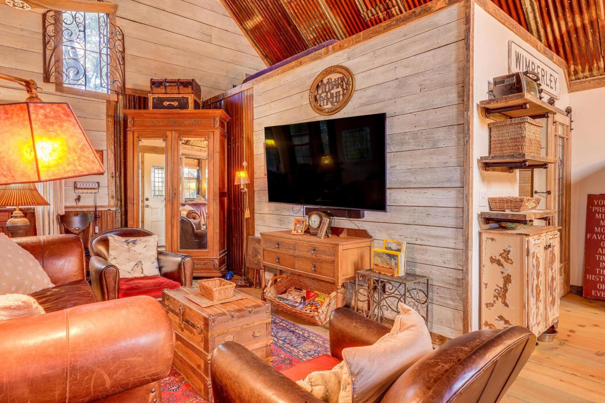 Pet-Friendly Wimberley Cabin With Fire Pit And Hot Tub エクステリア 写真