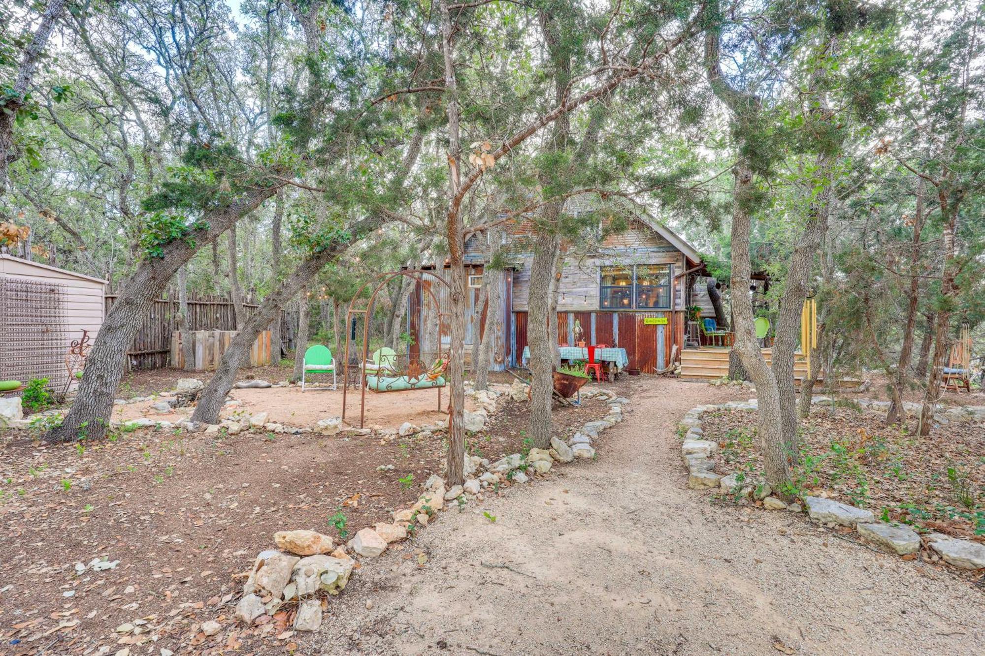 Pet-Friendly Wimberley Cabin With Fire Pit And Hot Tub エクステリア 写真