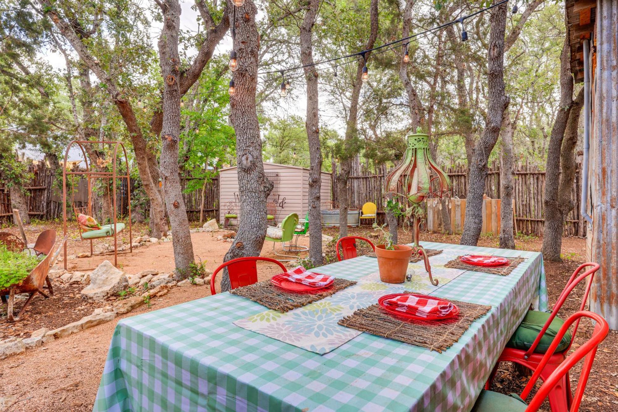 Pet-Friendly Wimberley Cabin With Fire Pit And Hot Tub エクステリア 写真