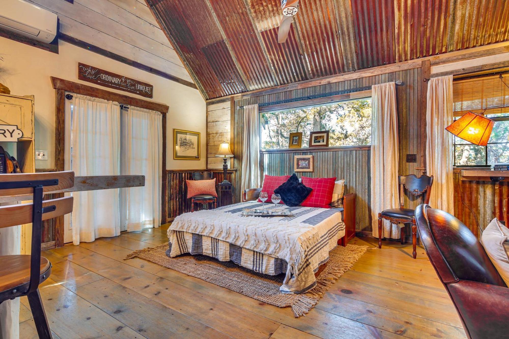 Pet-Friendly Wimberley Cabin With Fire Pit And Hot Tub エクステリア 写真