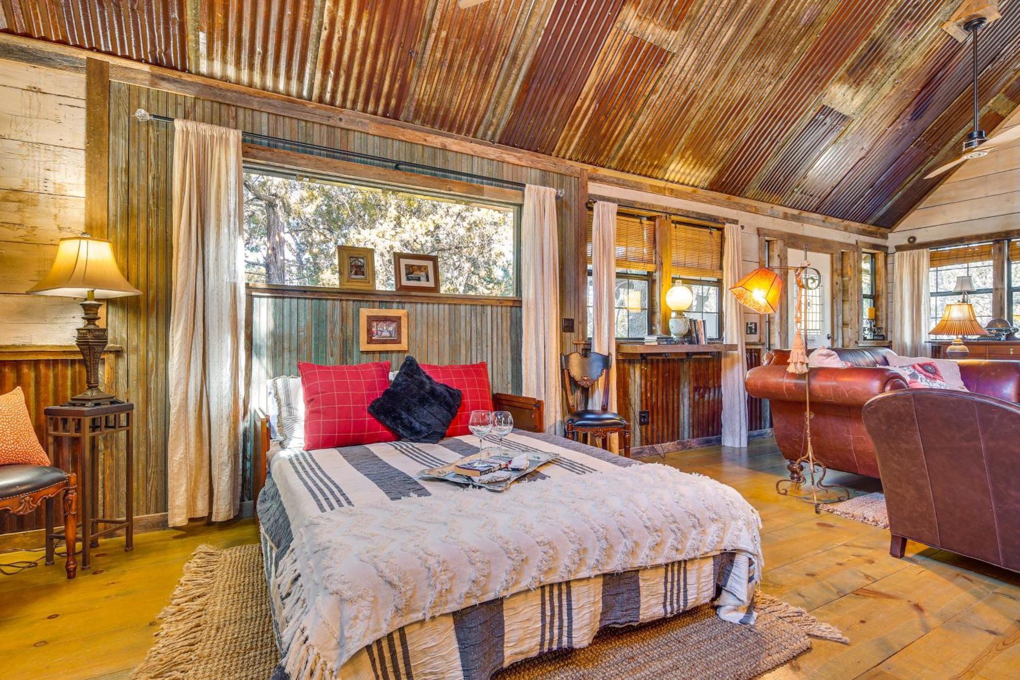 Pet-Friendly Wimberley Cabin With Fire Pit And Hot Tub エクステリア 写真