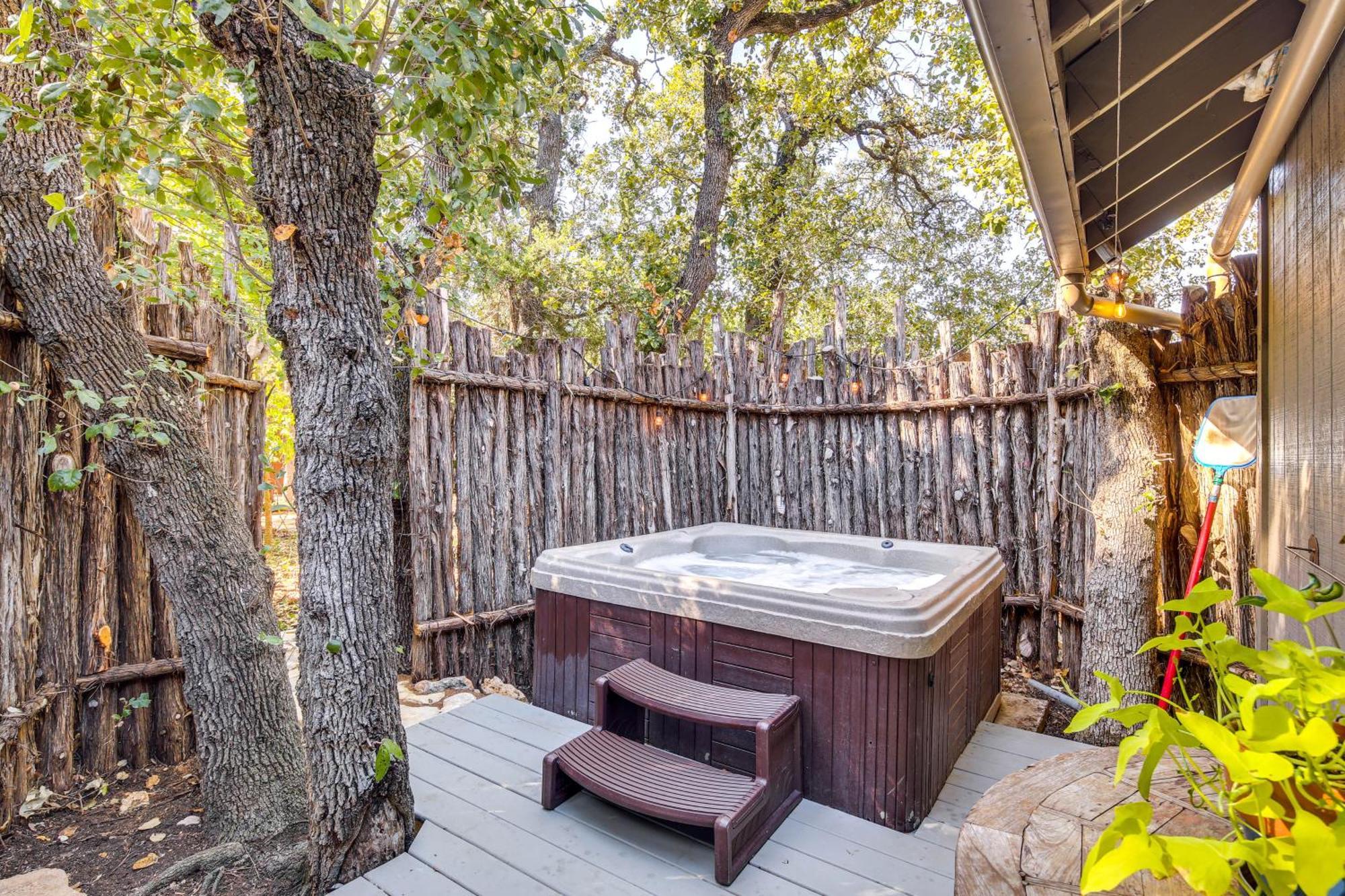 Pet-Friendly Wimberley Cabin With Fire Pit And Hot Tub エクステリア 写真